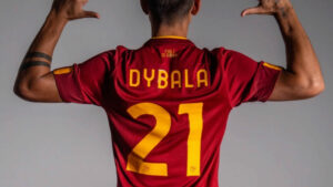 Dybala fue presentado oficialmente en la Roma con la camiseta N°21