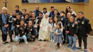 El Papa Francisco recibió a la Selección Argentina de fútbol de talla baja